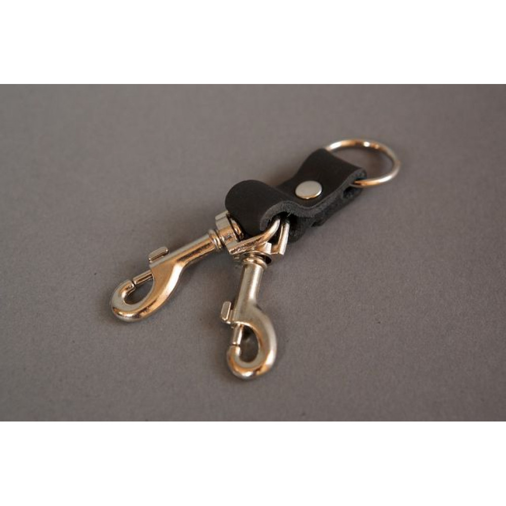 Два карабина на кожаной стяжке Два карабина на кожаной стяжке