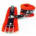 Красные меховые наручники с ремешками из лакированной кожи